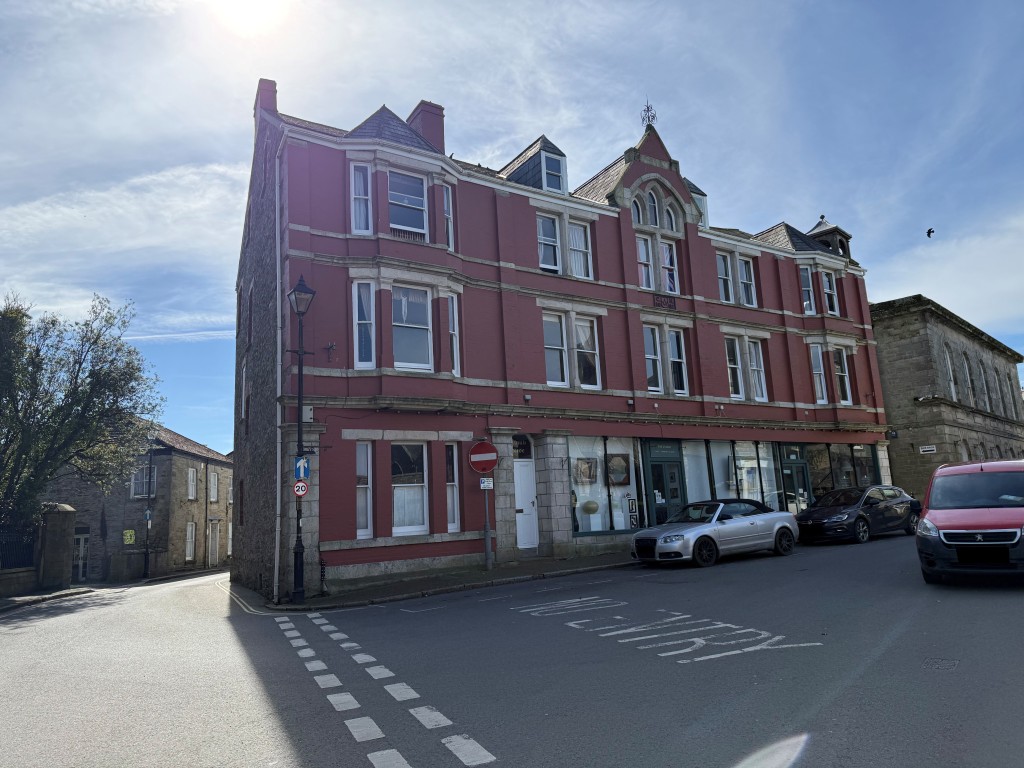 Lot: 72 - GROUND FLOOR VACANT COMMERCIAL PROPERTY - Front elevation of whole building